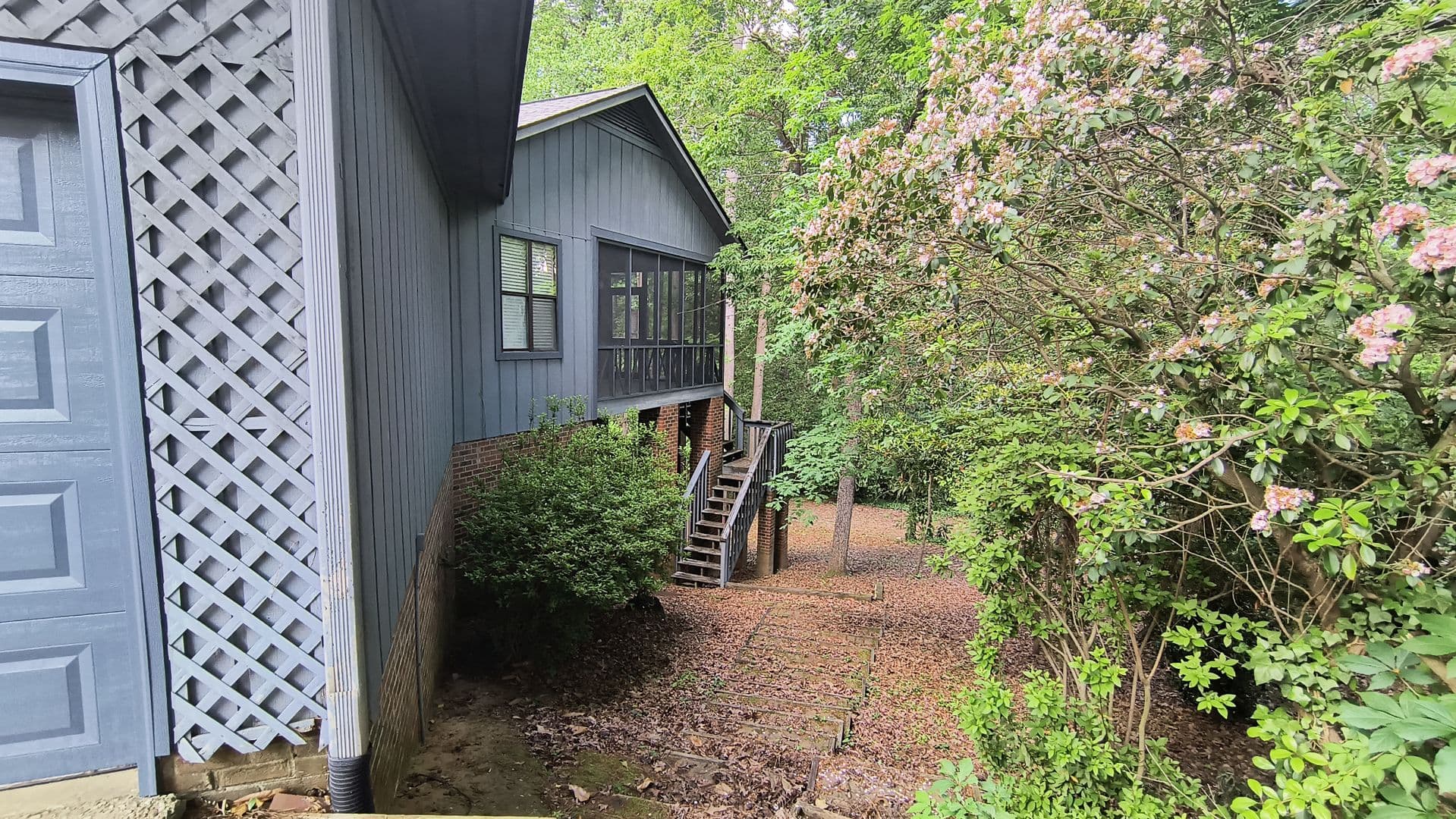 Fayetteville House: 423 Brightwood Drive