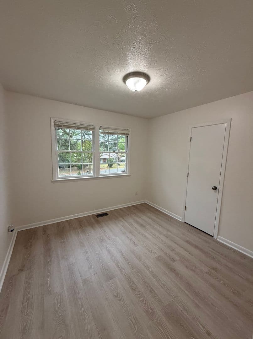 Fayetteville House: 825 Oakcrest Drive
