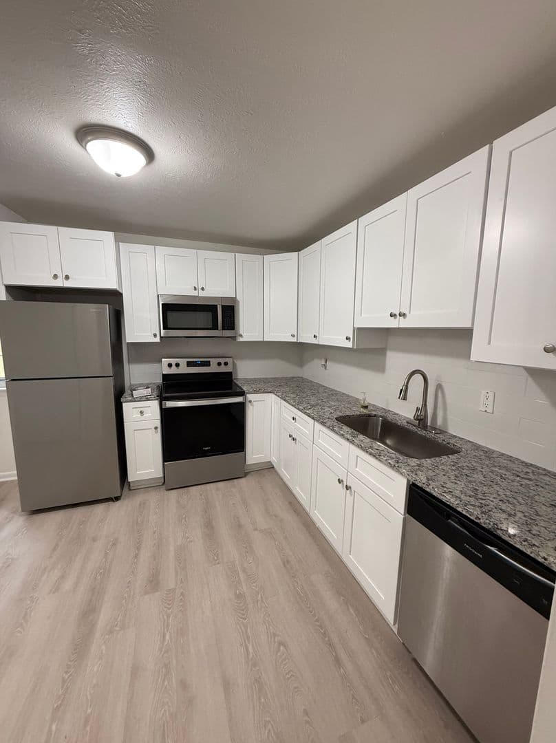 Fayetteville House: 825 Oakcrest Drive