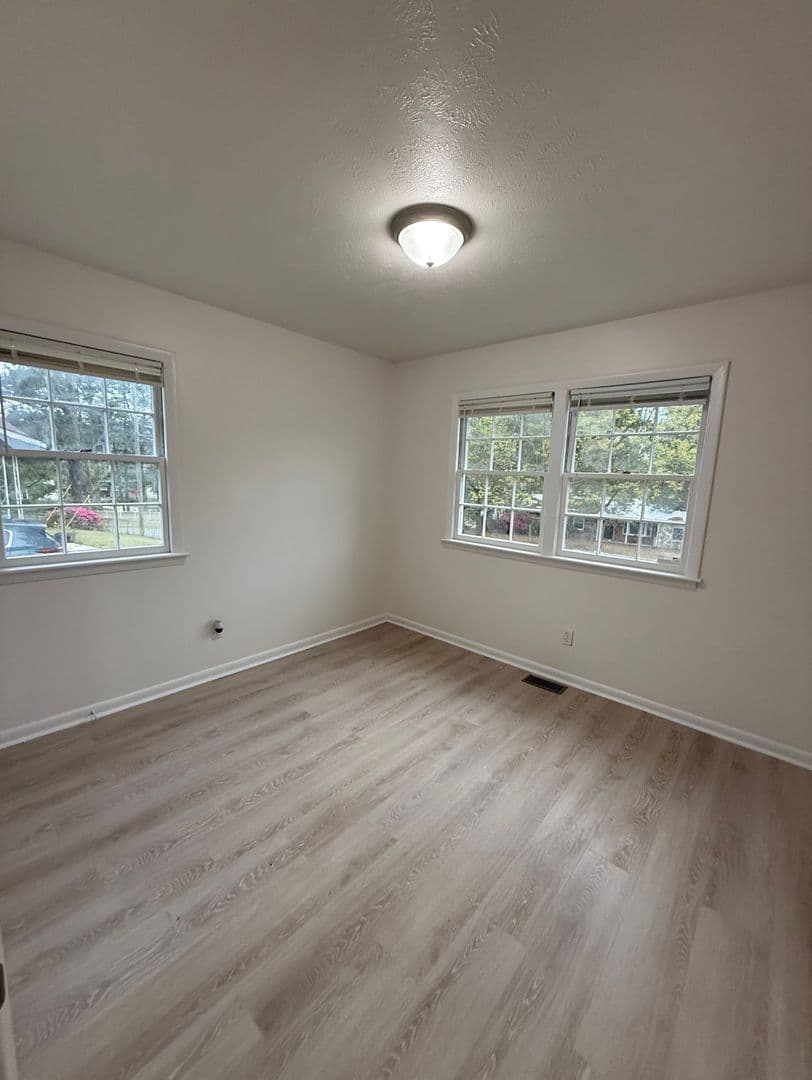 Fayetteville House: 825 Oakcrest Drive