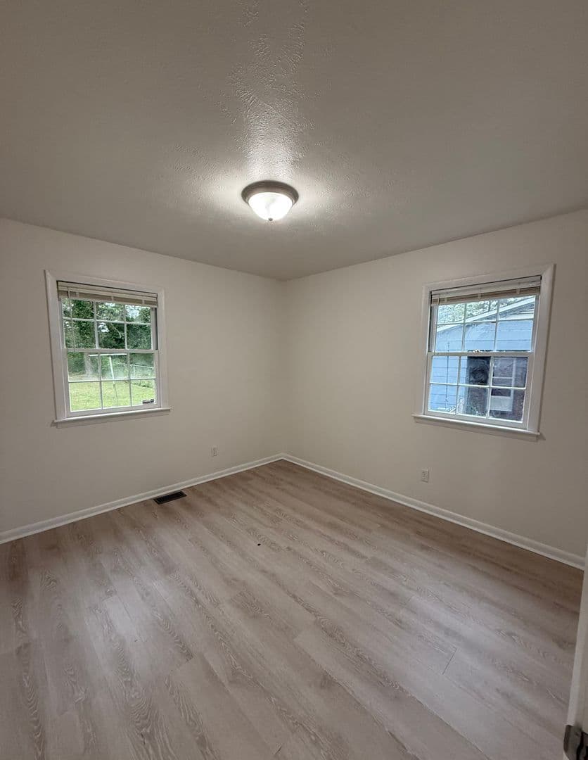 Fayetteville House: 825 Oakcrest Drive