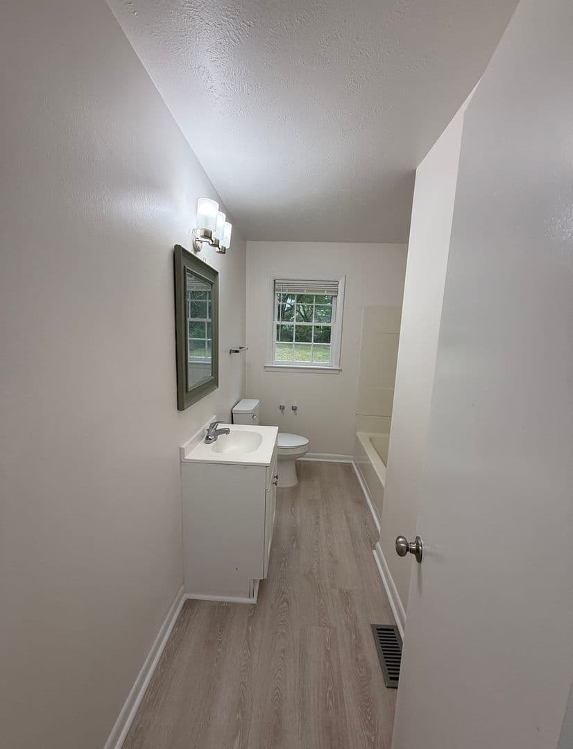 Fayetteville House: 825 Oakcrest Drive