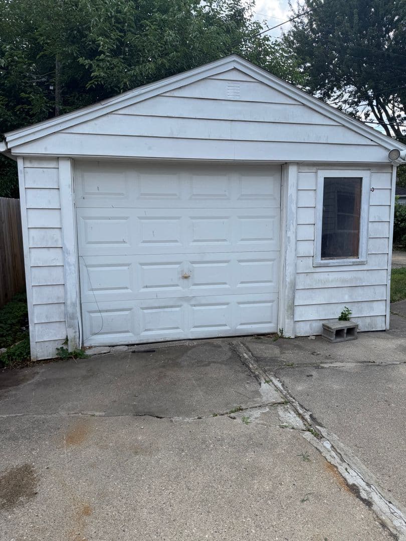 Harper Woods House: 20640 Kenosha St