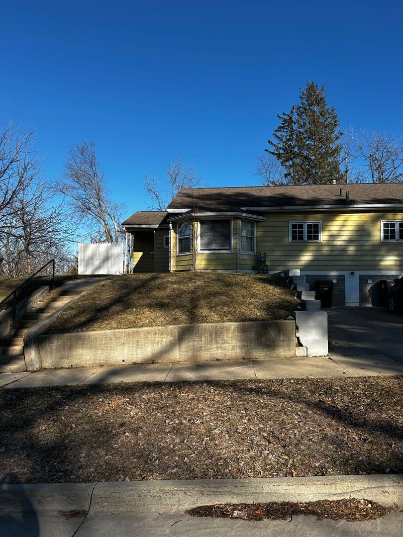 Cedar Falls Apartment: 1604 College St