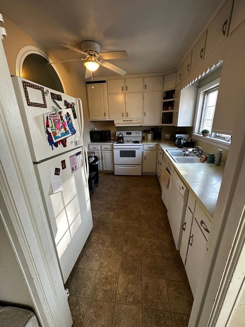 Cedar Falls Apartment: 1604 College St