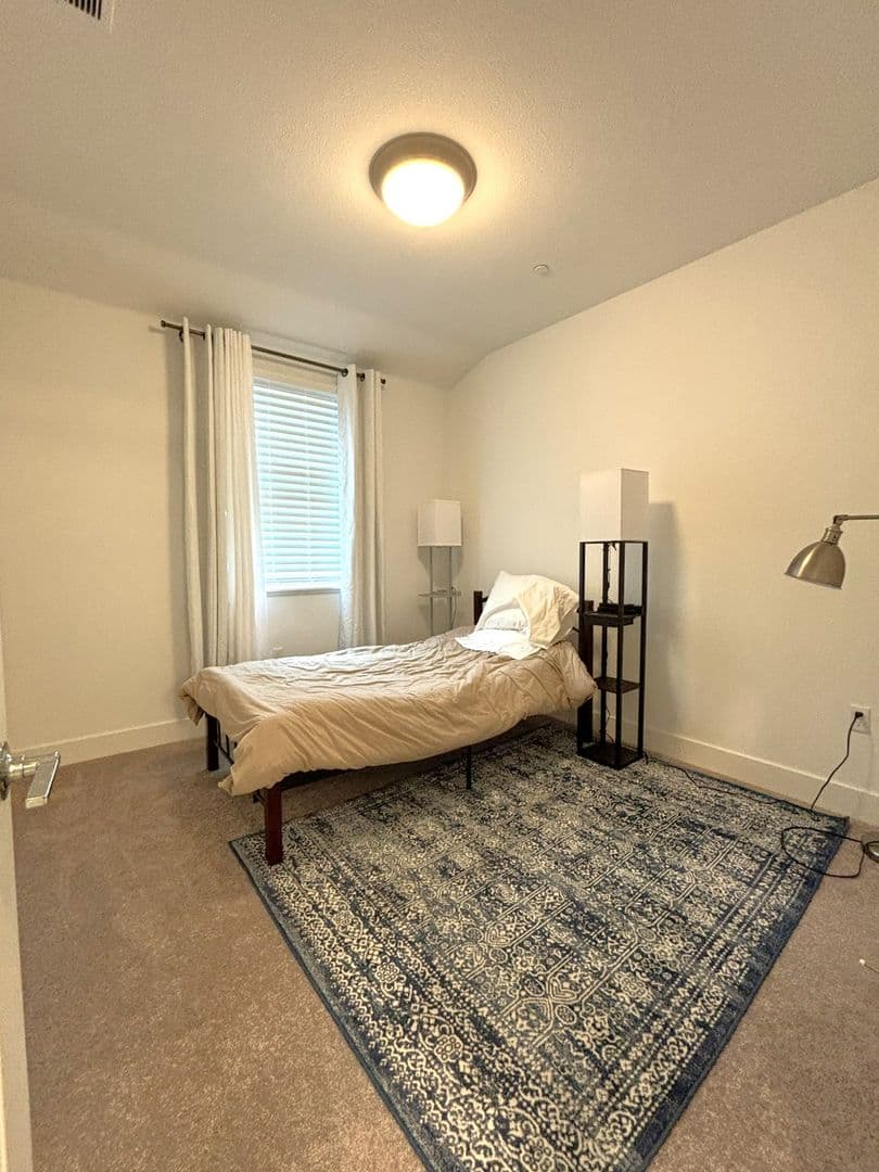 Hayward House: 412 Arc Ct