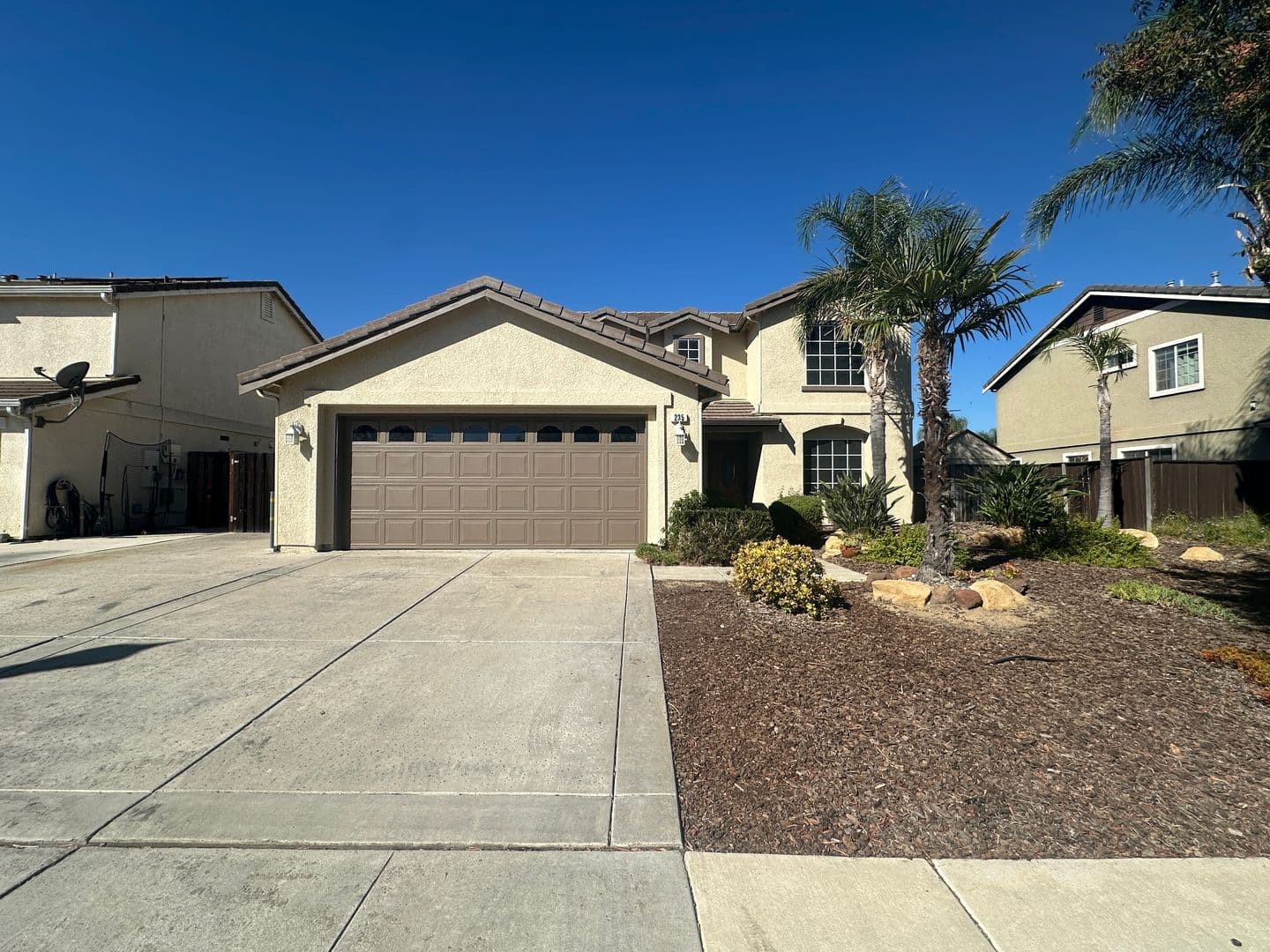 Brentwood House: 235 Brushwood Pl