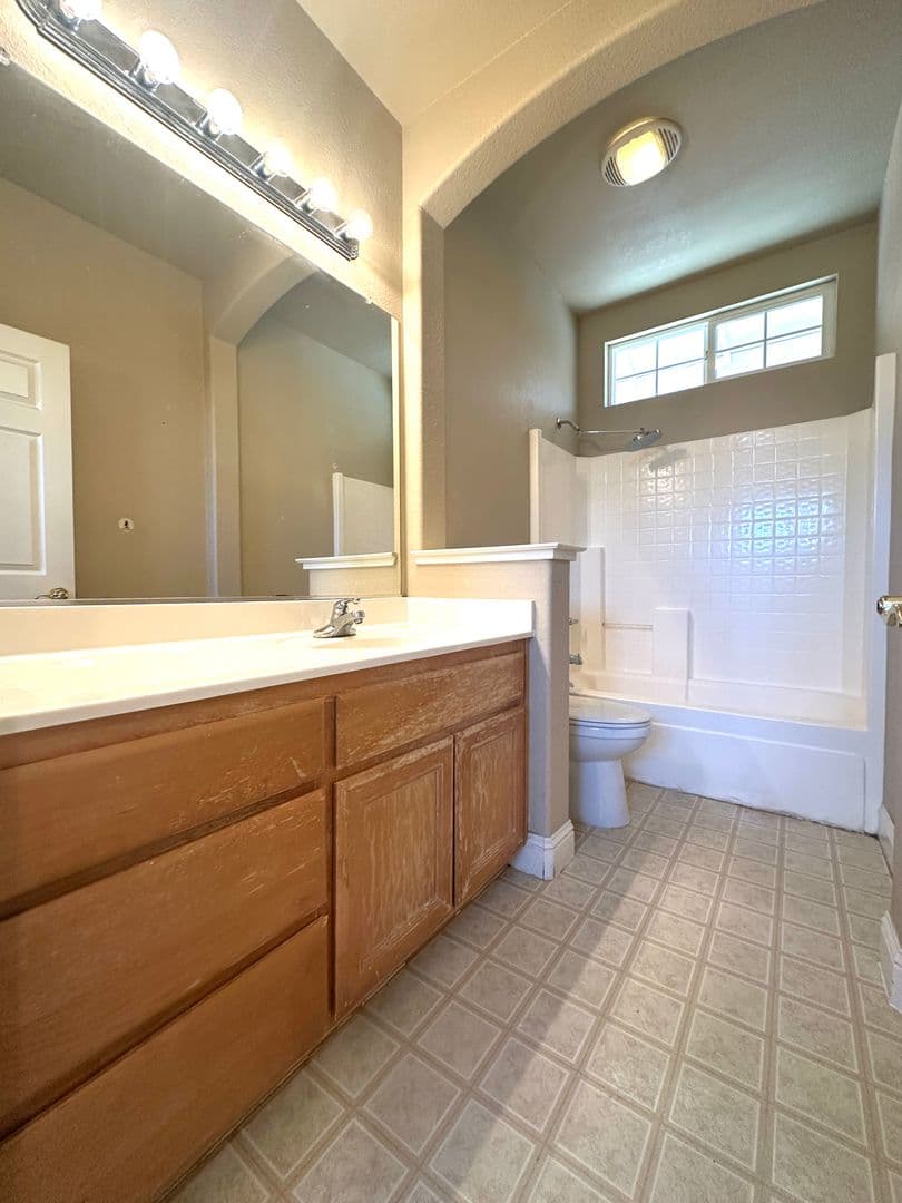 Brentwood House: 2369 Fernwood Ln