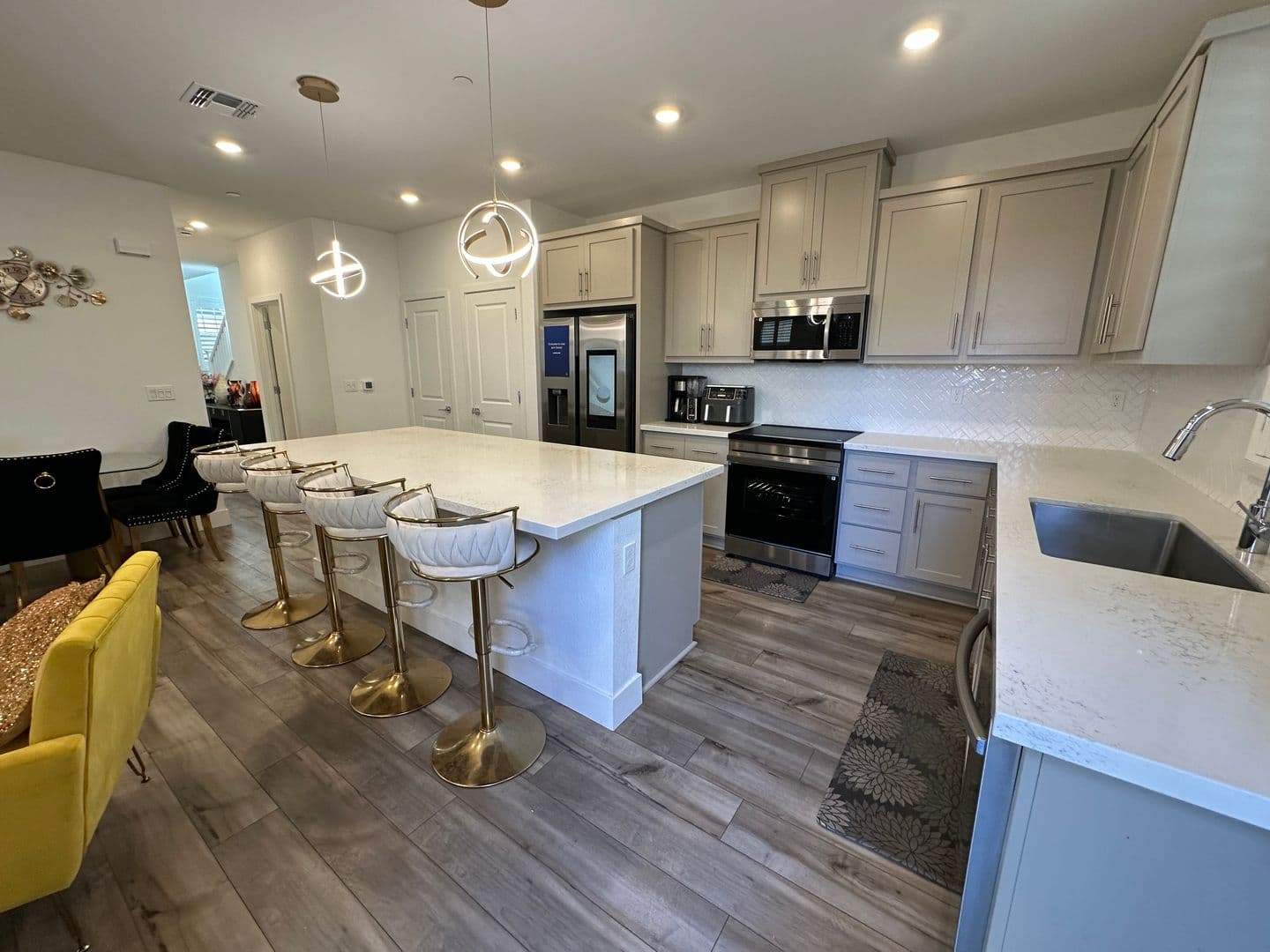 Mountain House House: 149 W Ukiah Pl