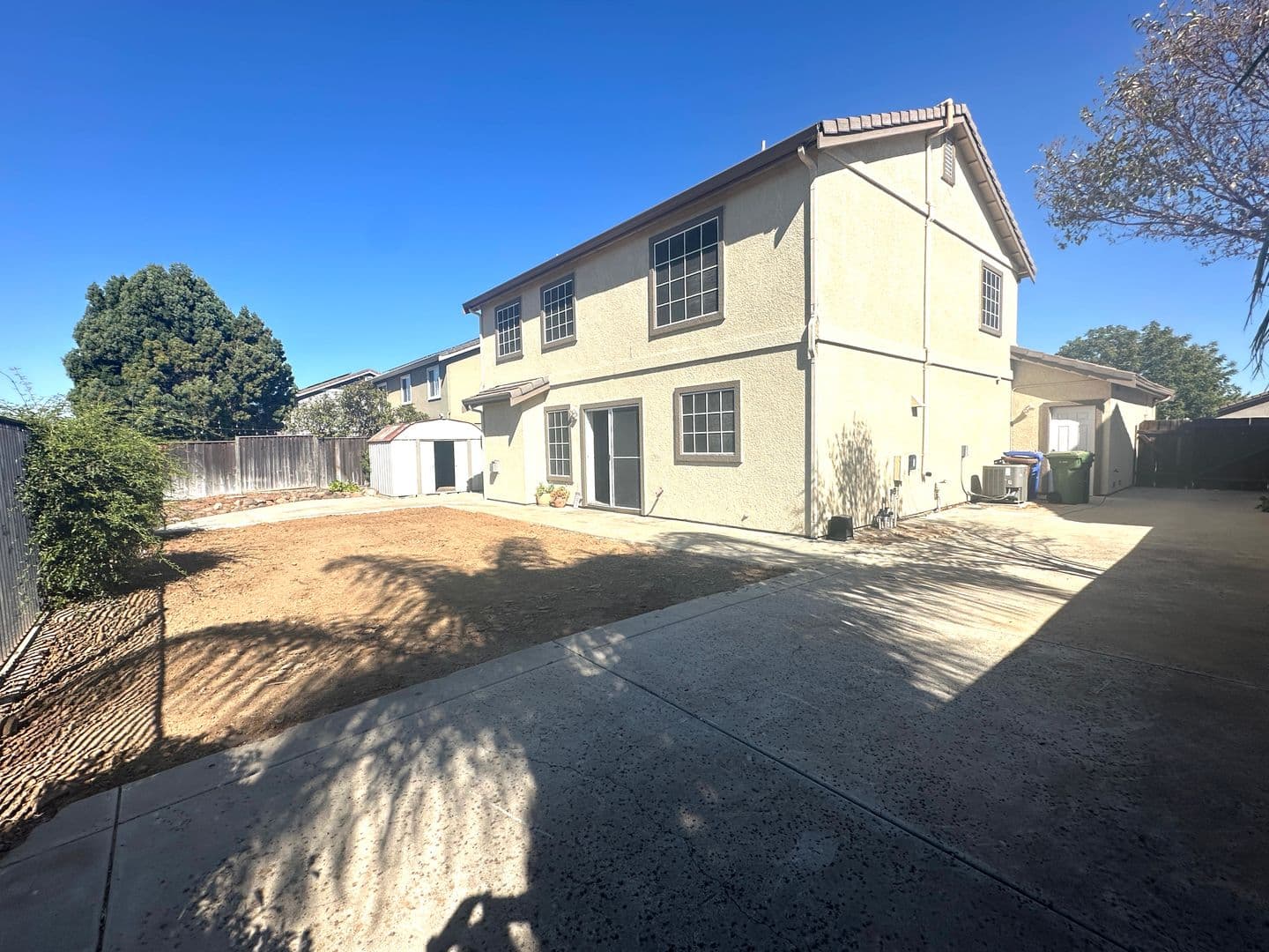 Brentwood House: 235 Brushwood Pl