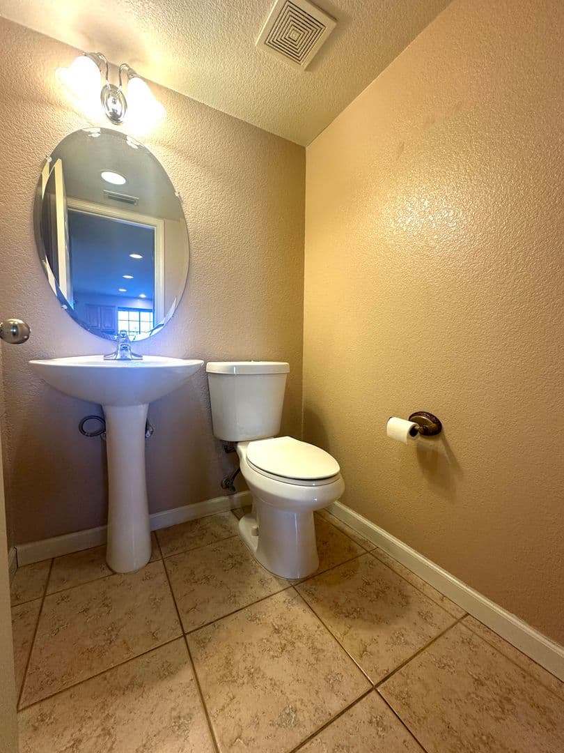 Brentwood House: 235 Brushwood Pl
