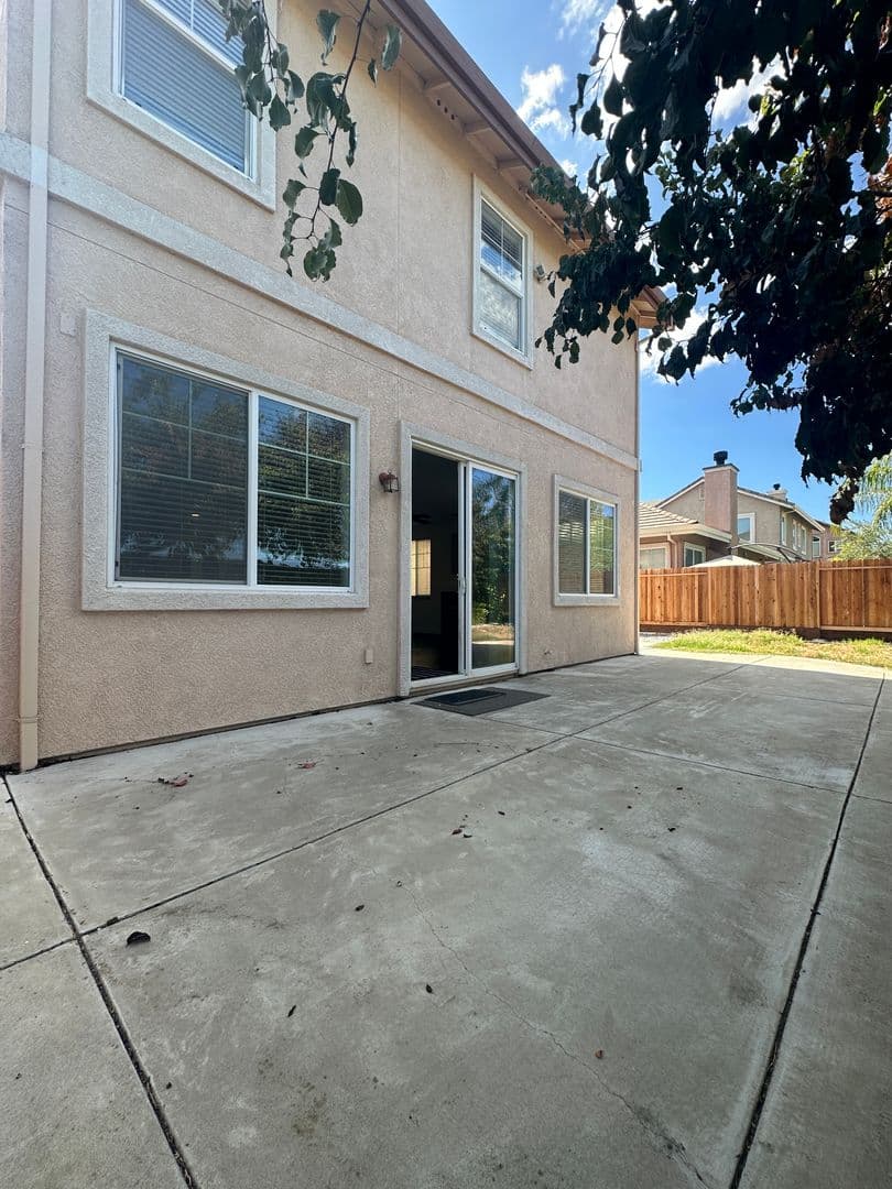 Brentwood House: 2369 Fernwood Ln