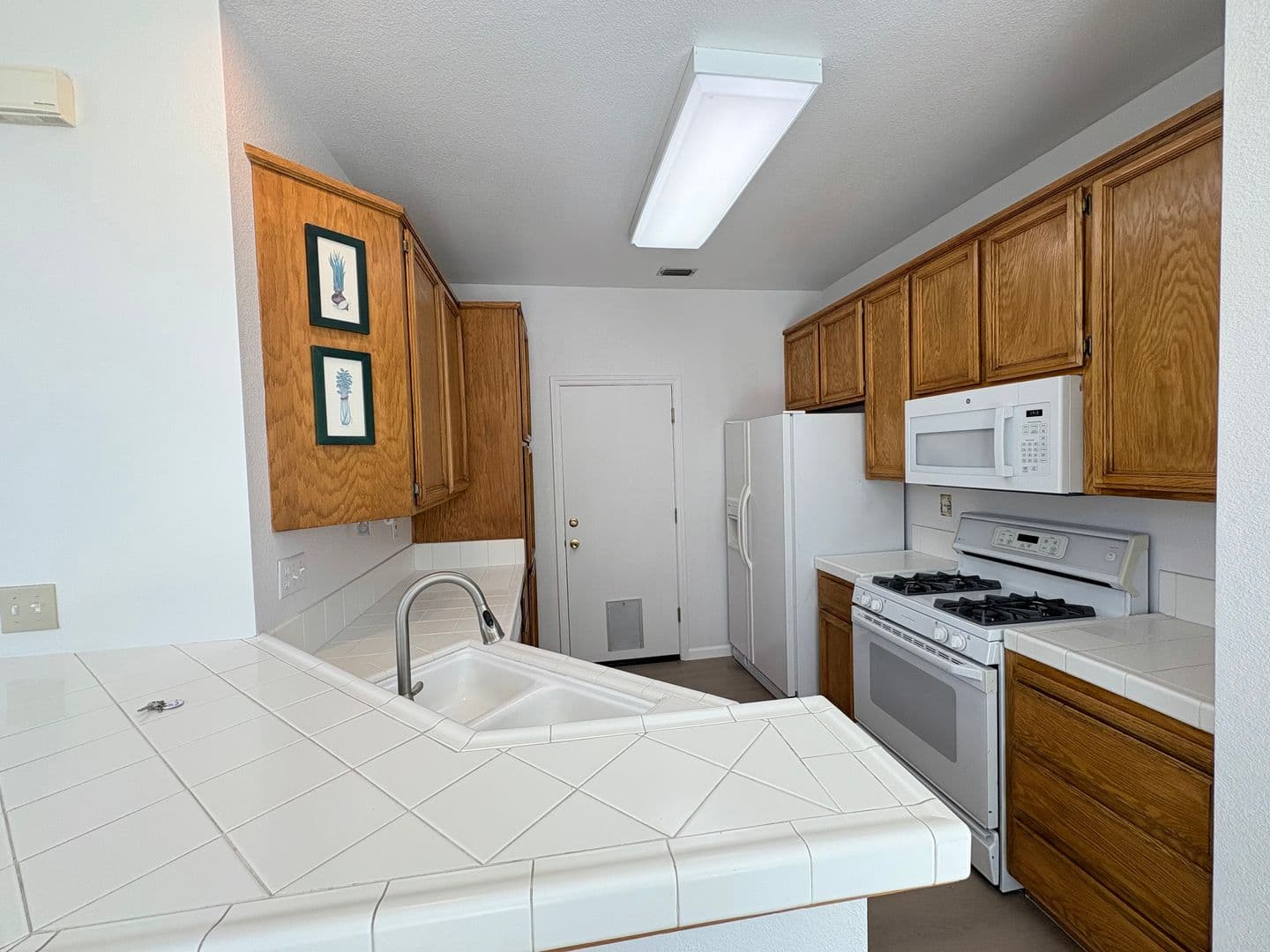 Brentwood House: 1088 Glenwillow Dr
