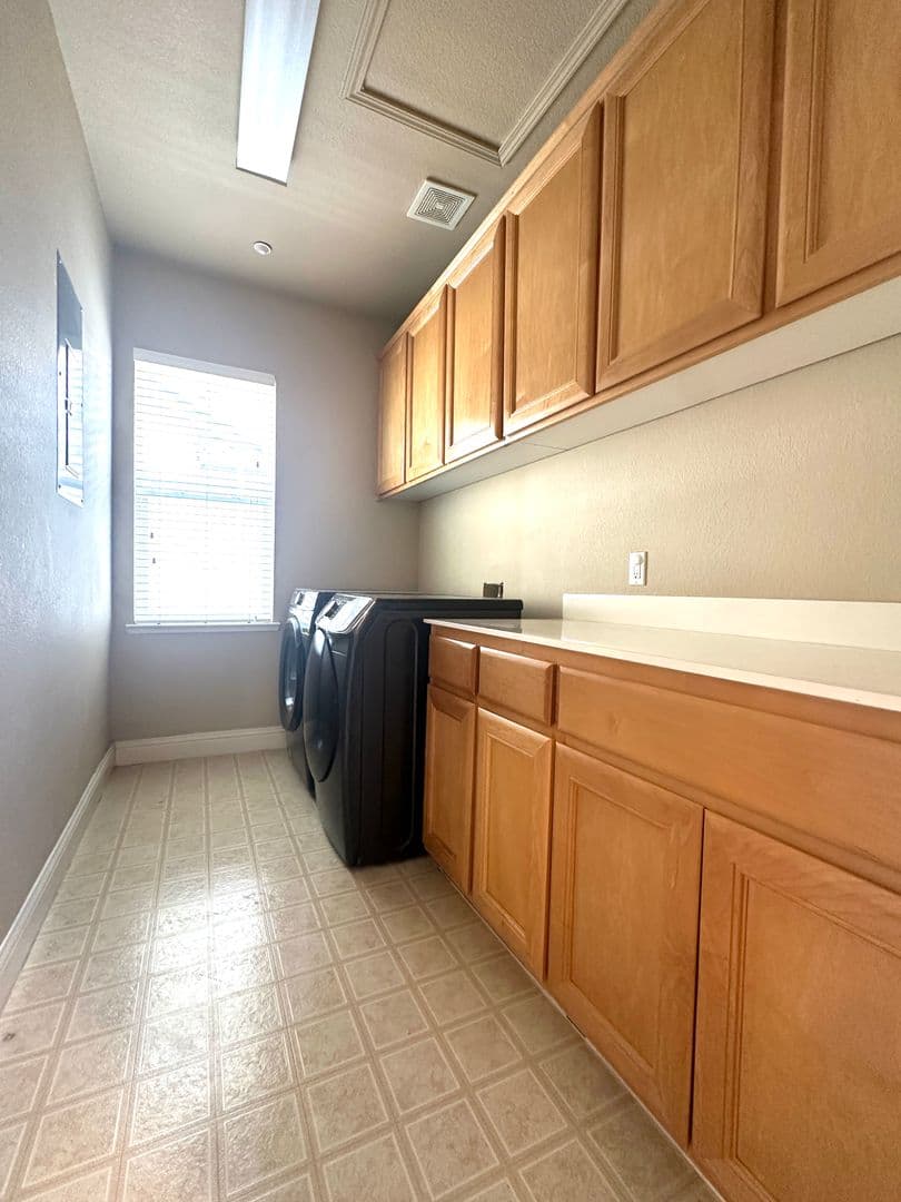 Brentwood House: 2369 Fernwood Ln