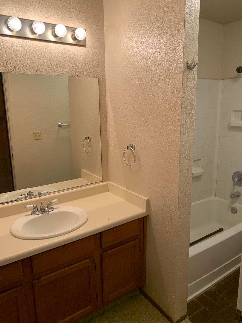 Lathrop House: 321 Thomsen Rd