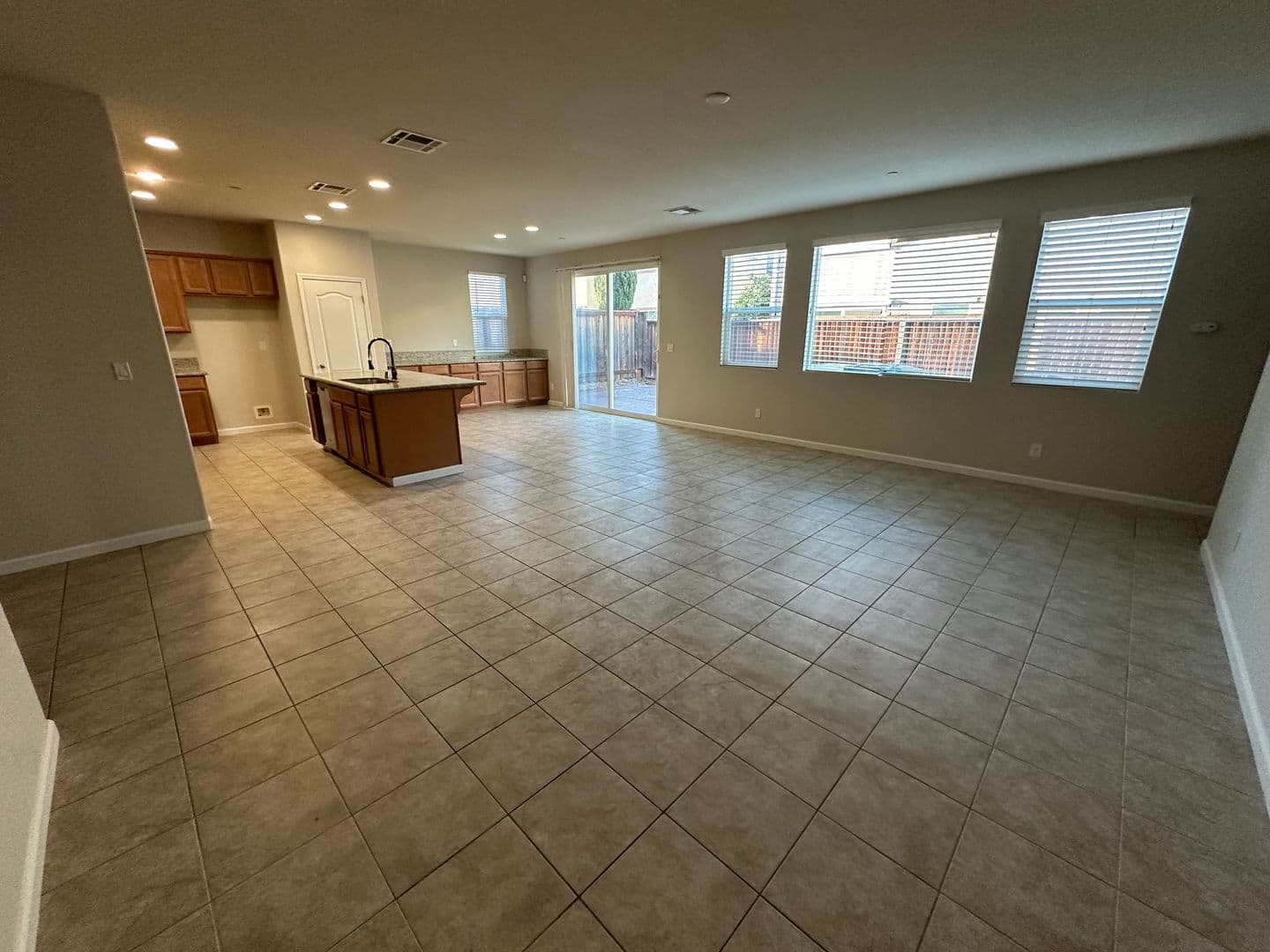 Mountain House House: 263 W Santa Clara Dr