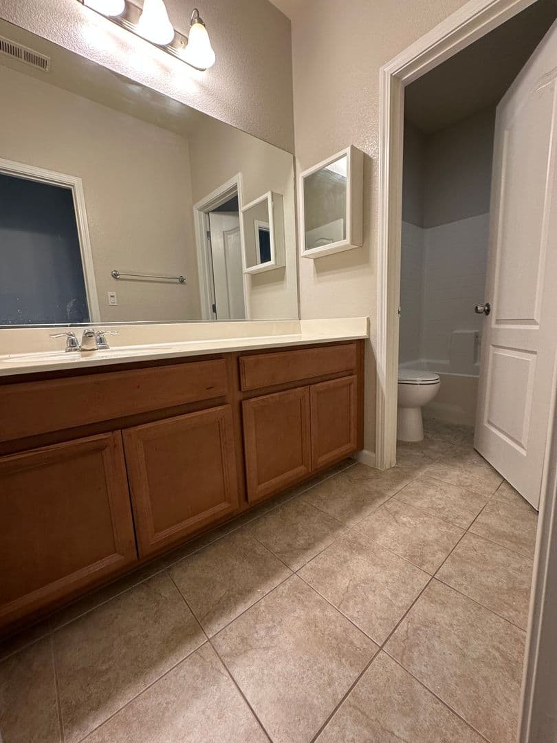 Mountain House House: 263 W Santa Clara Dr