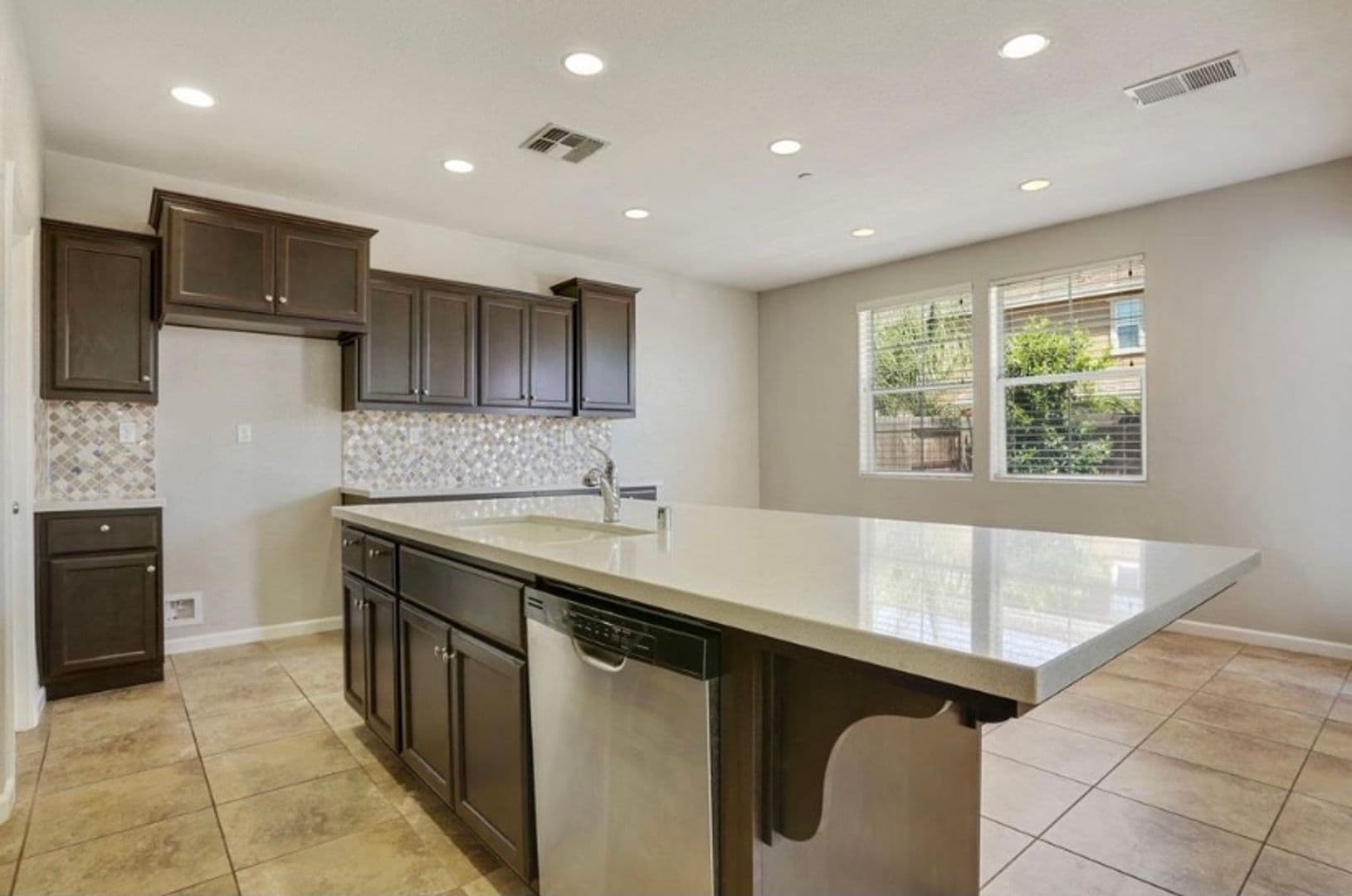 Tracy House: 649 Perino Ln