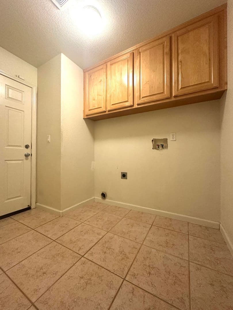 Brentwood House: 235 Brushwood Pl