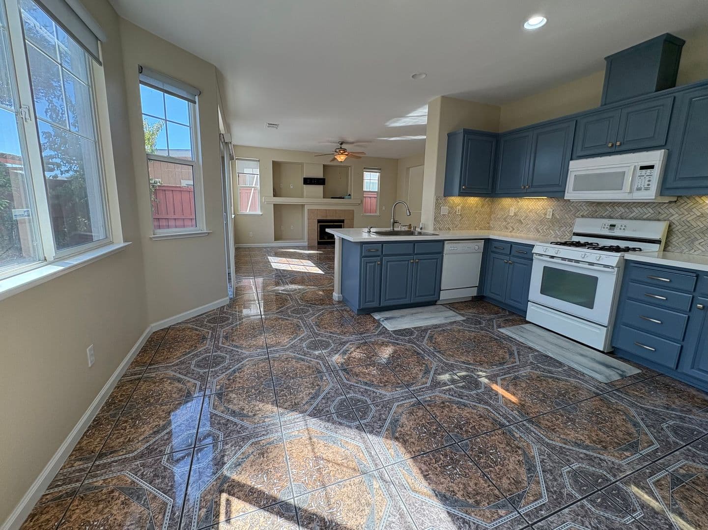Pittsburg House: 687 Rockspray Cir
