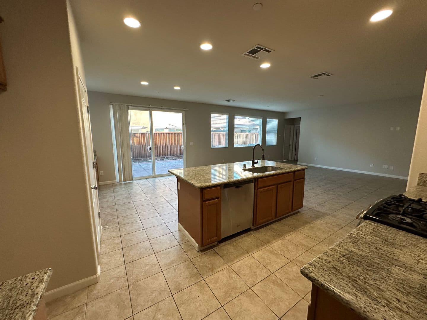 Mountain House House: 263 W Santa Clara Dr