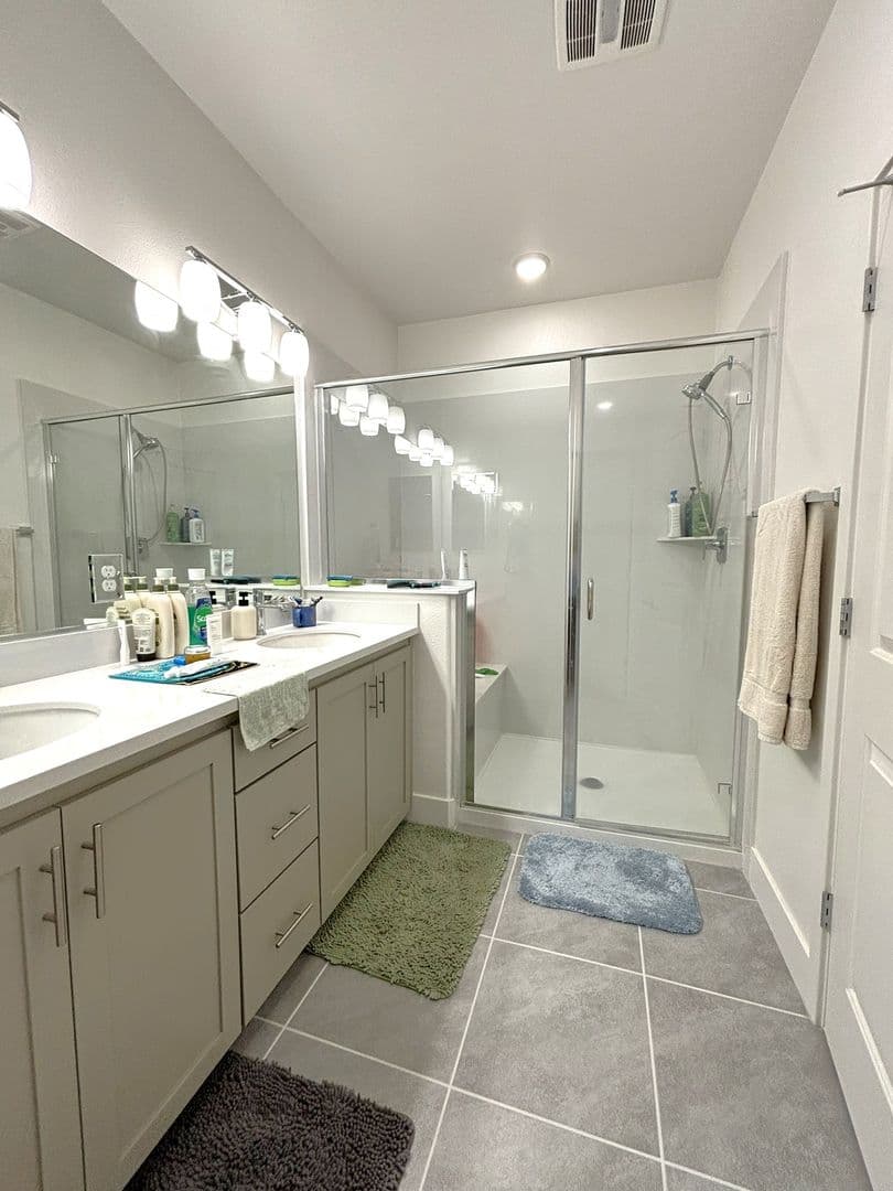 Hayward House: 412 Arc Ct