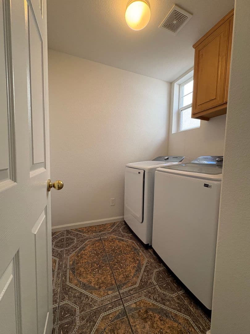 Pittsburg House: 687 Rockspray Cir