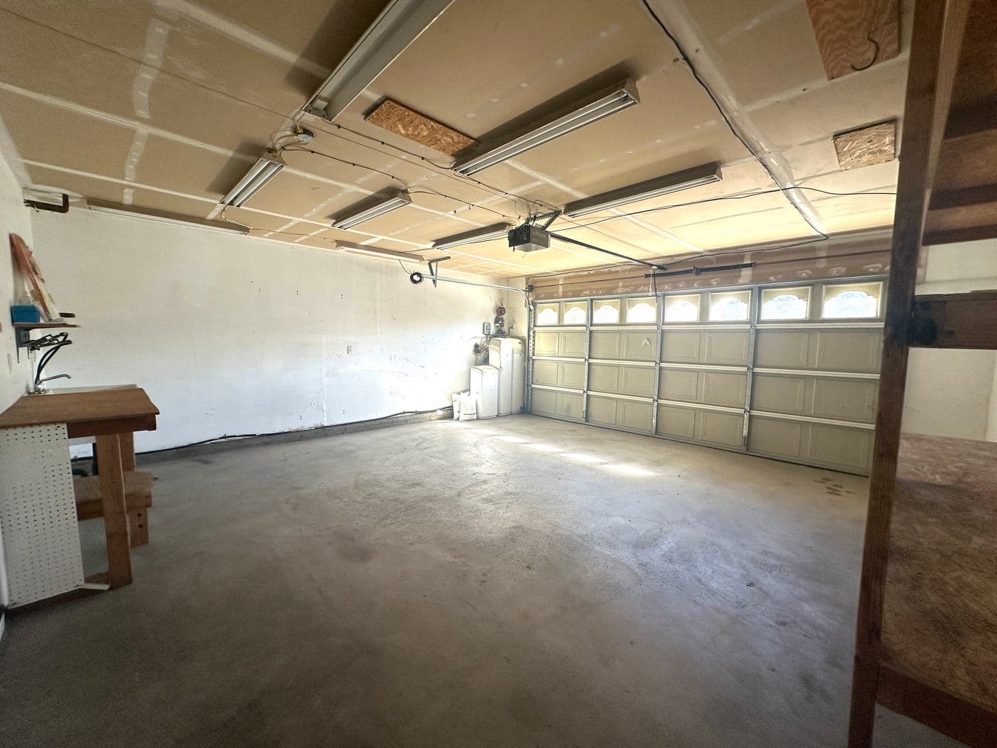 Brentwood House: 235 Brushwood Pl