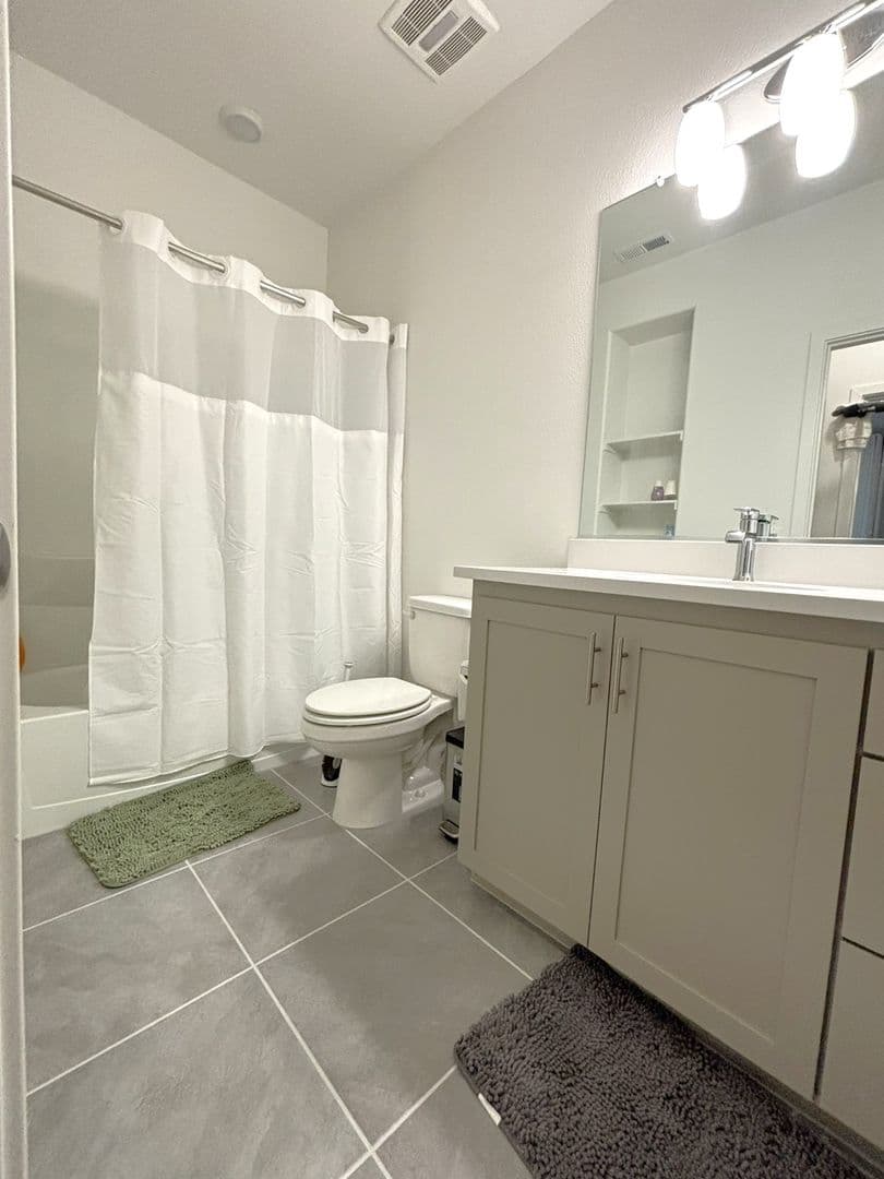 Hayward House: 412 Arc Ct