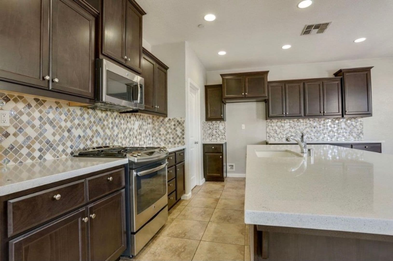 Tracy House: 649 Perino Ln
