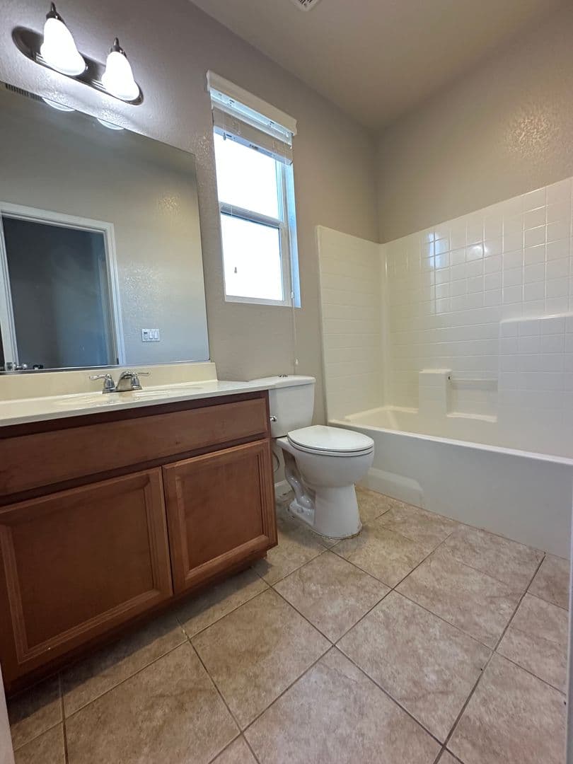 Mountain House House: 263 W Santa Clara Dr