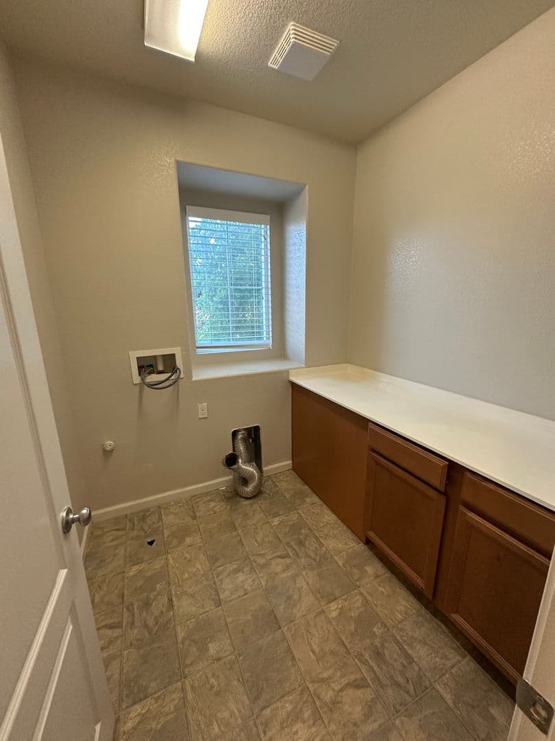 Mountain House House: 263 W Santa Clara Dr