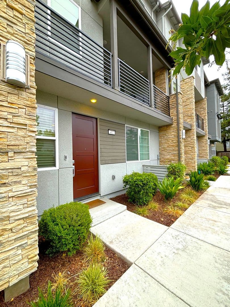 Hayward House: 412 Arc Ct