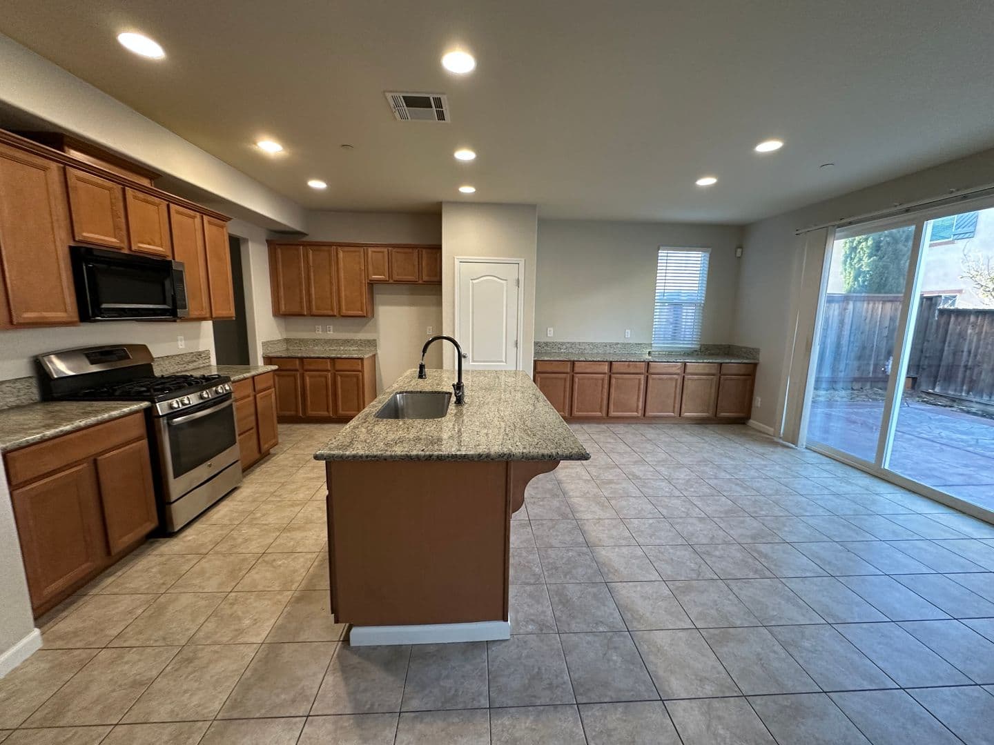 Mountain House House: 263 W Santa Clara Dr