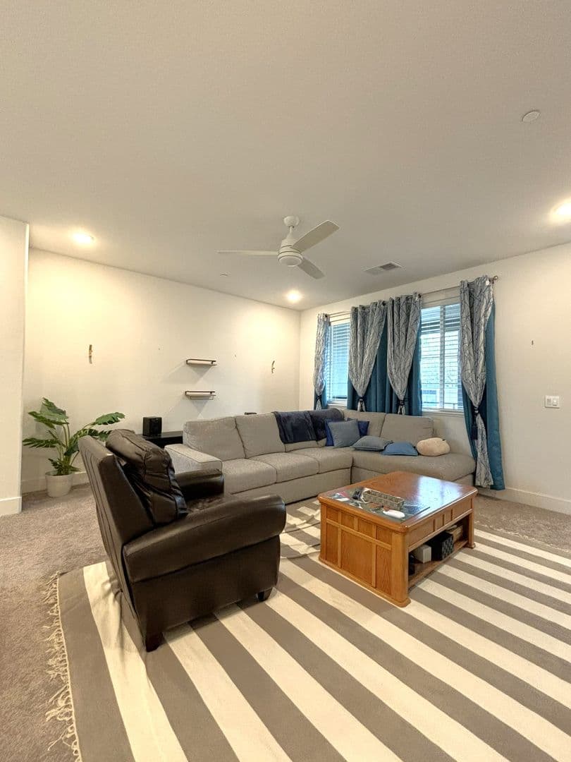 Hayward House: 412 Arc Ct