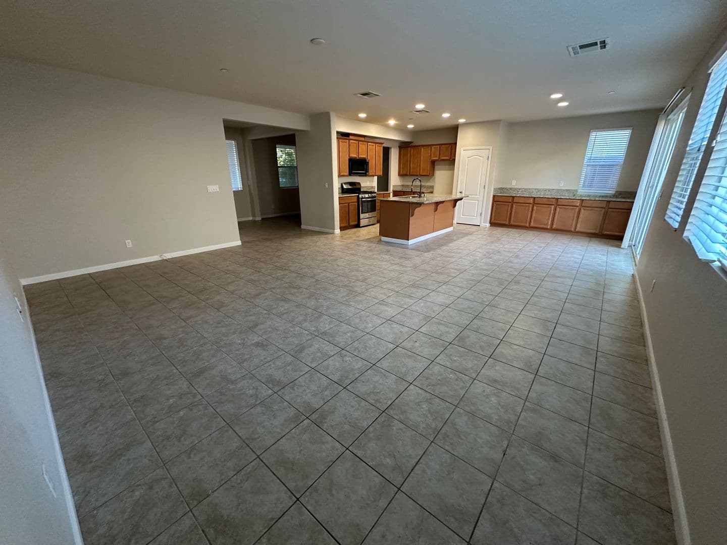Mountain House House: 263 W Santa Clara Dr