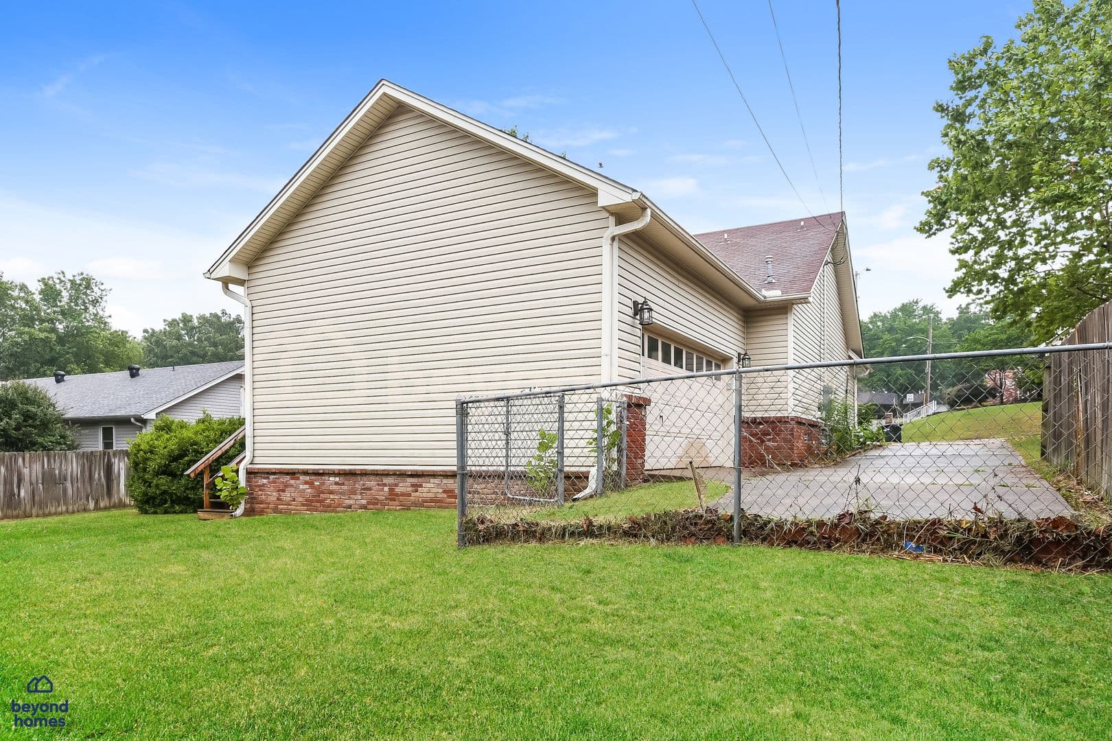Sherwood House: 125 Jessica Dr