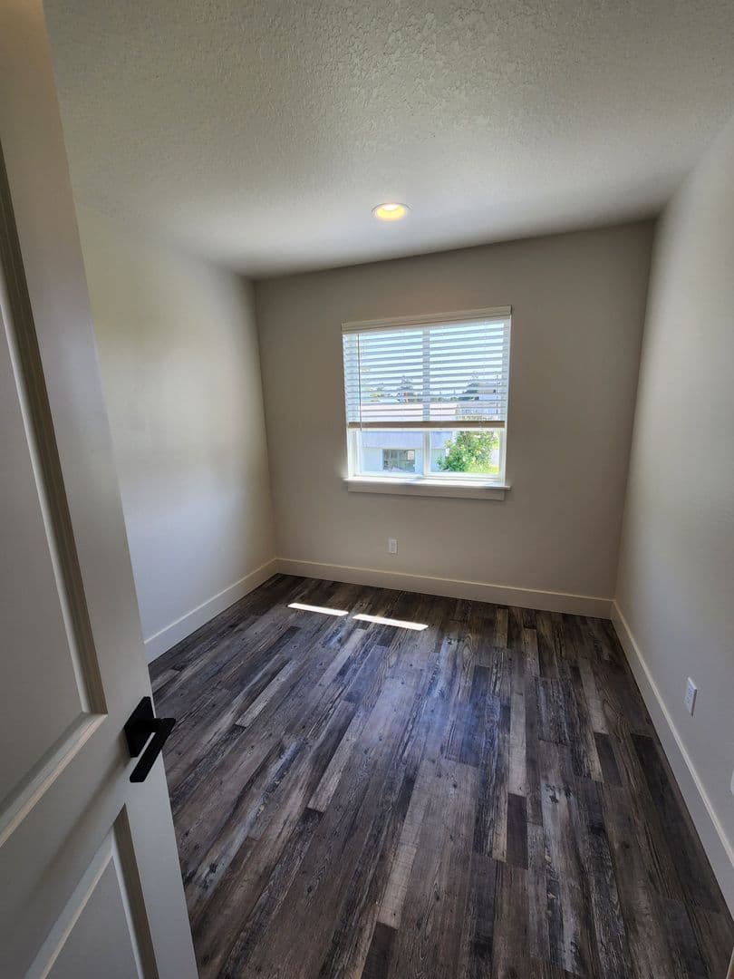 Winlock Townhome: 1001 Peach Rd