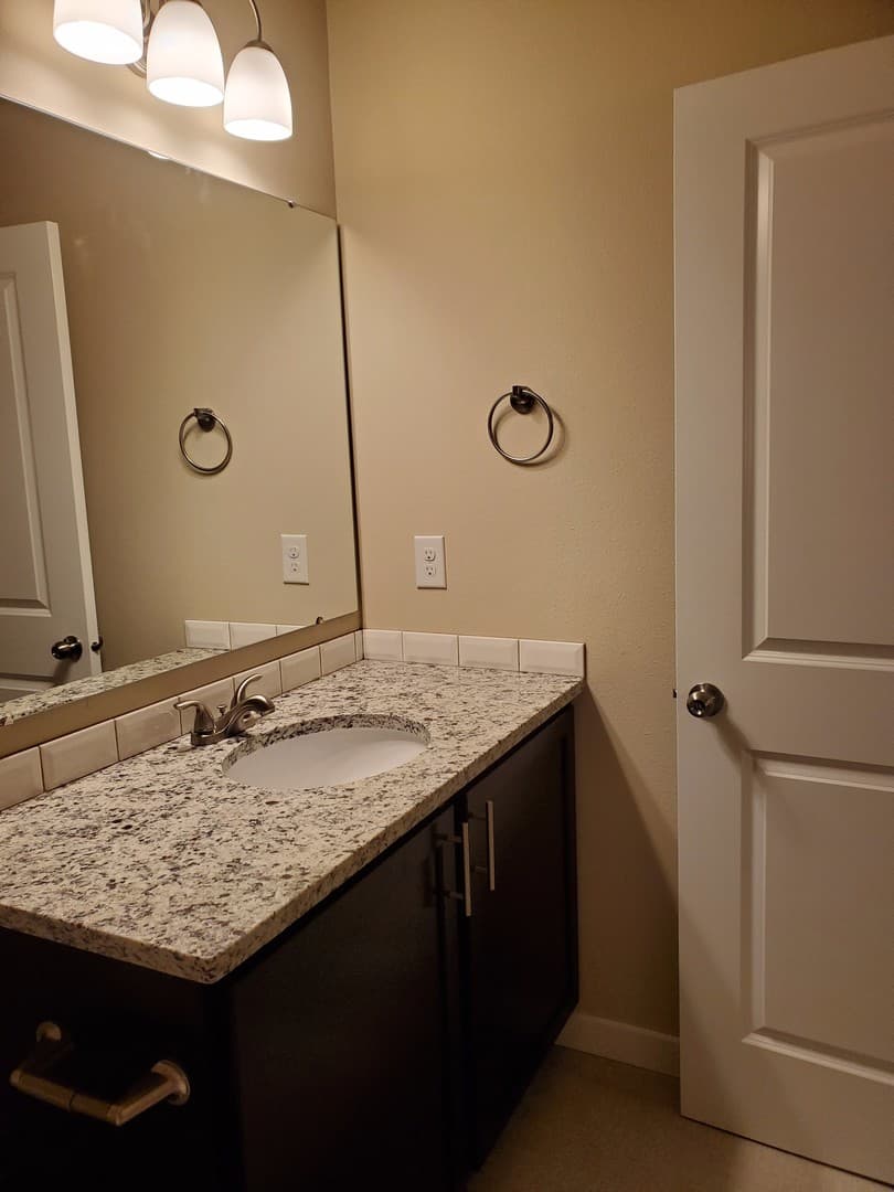 Centralia Townhome: 1917 Ahlers Ave