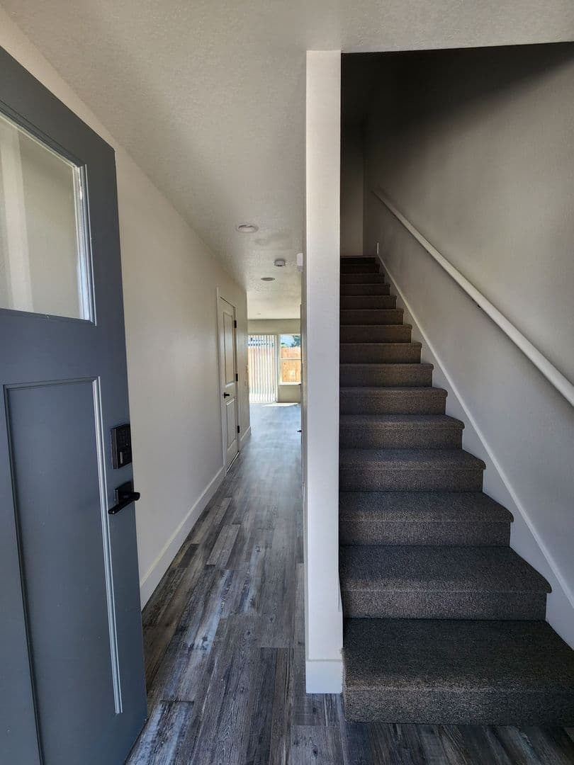 Winlock Townhome: 1001 Peach Rd