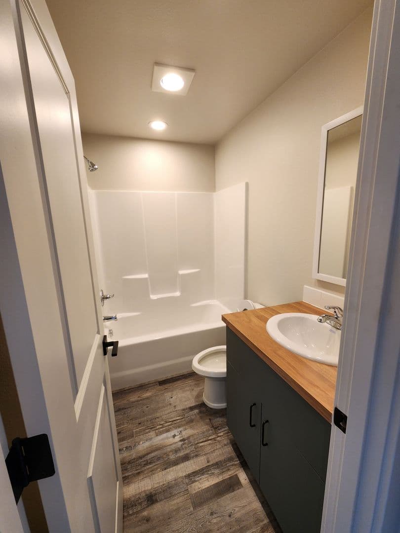 Winlock Townhome: 1001 Peach Rd