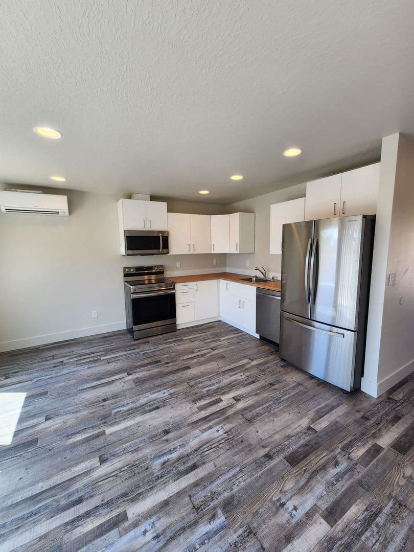 Winlock Townhome: 1001 Peach Rd