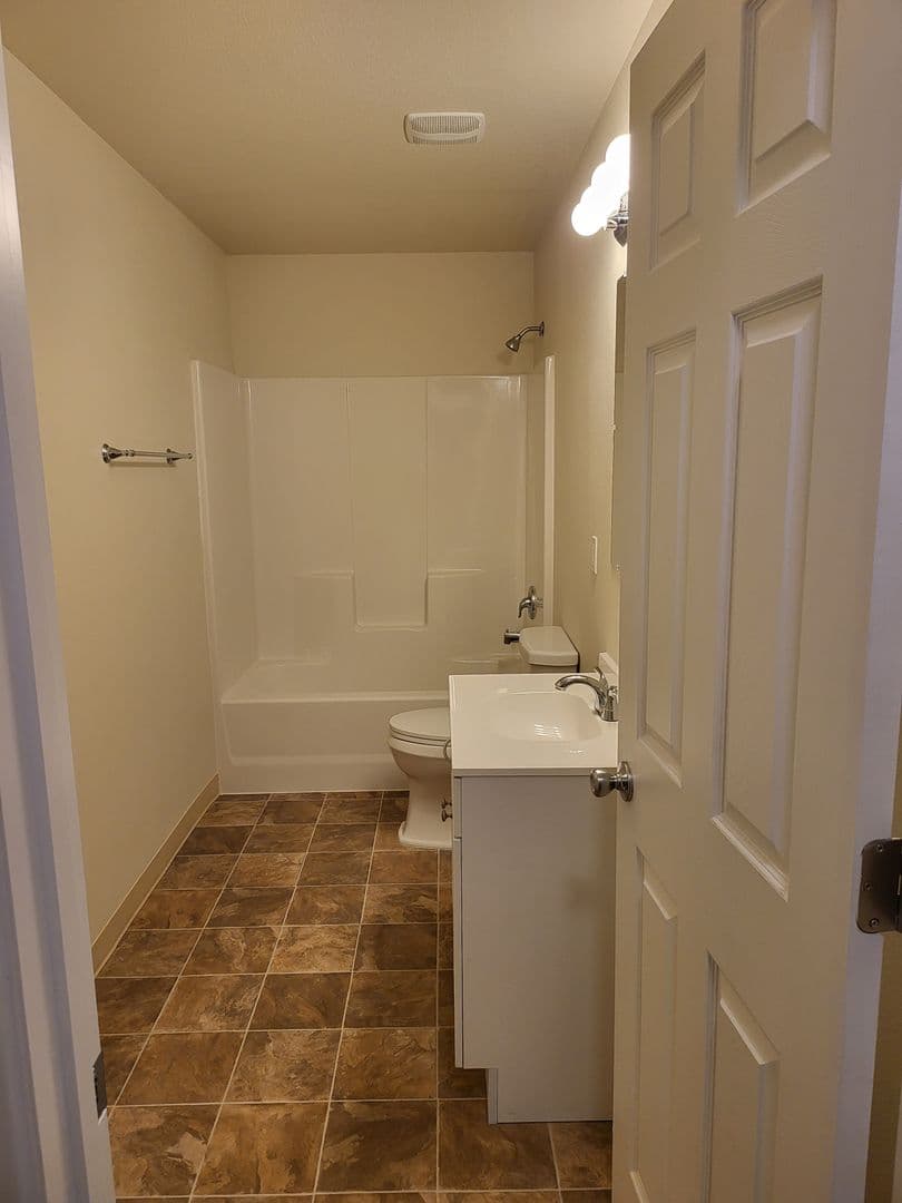 Longview Apartment: 269 20th Ave
