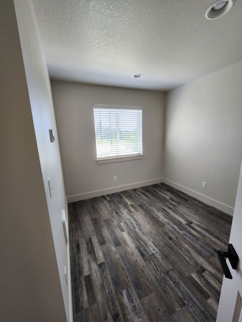 Winlock Townhome: 1001 Peach Rd