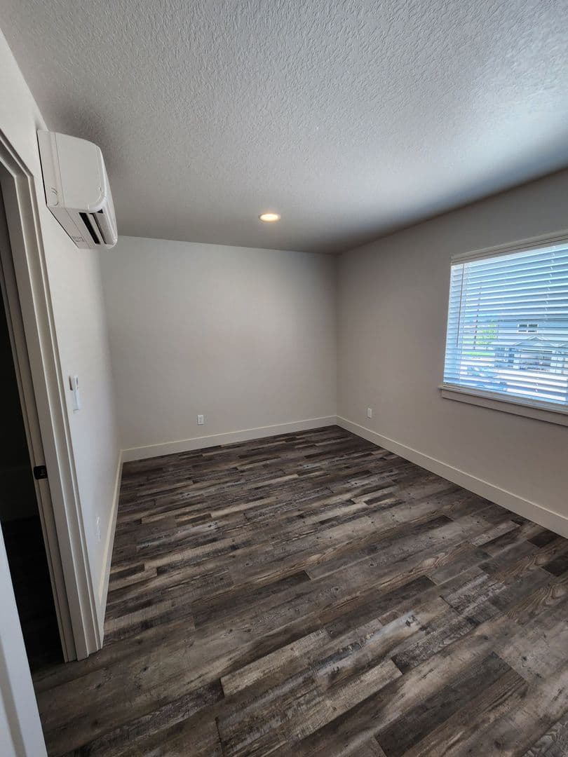 Winlock Townhome: 1001 Peach Rd