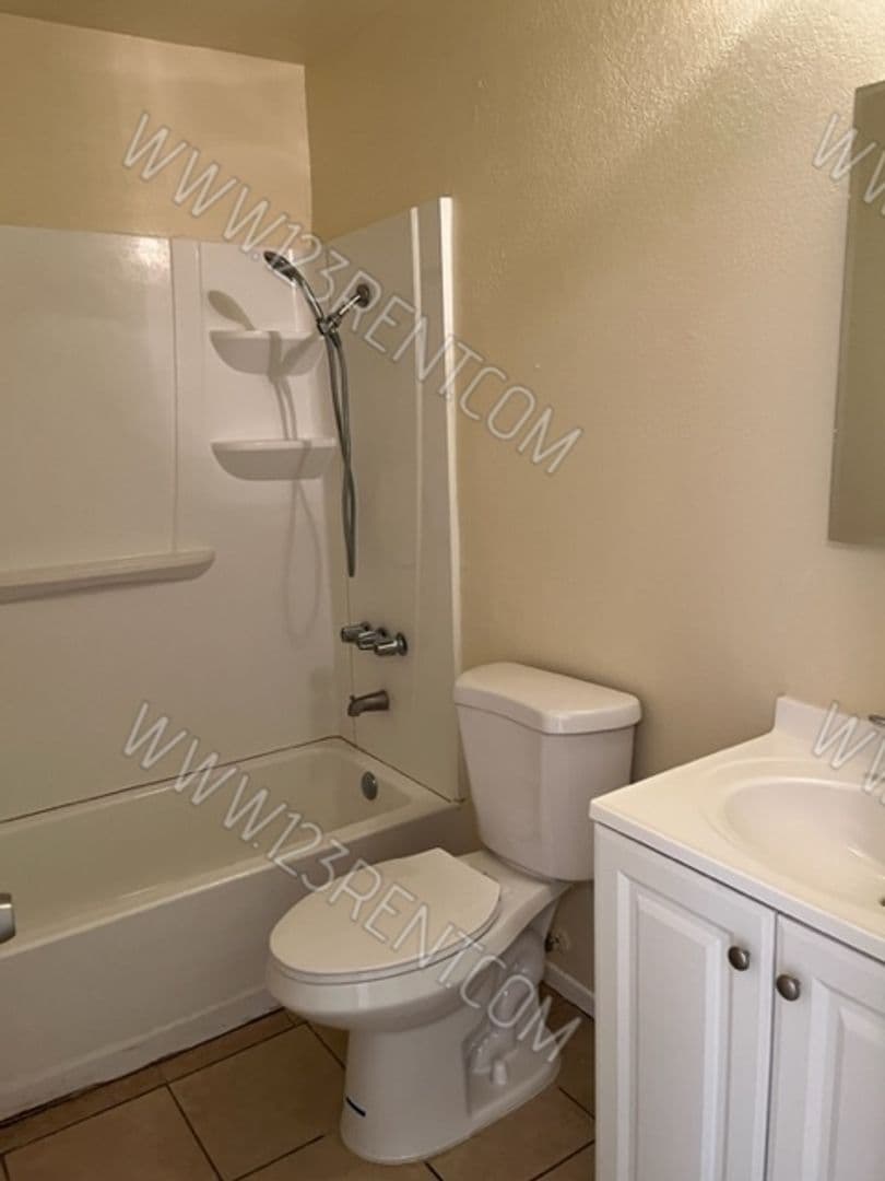 Palmdale House: 40015 172nd St E