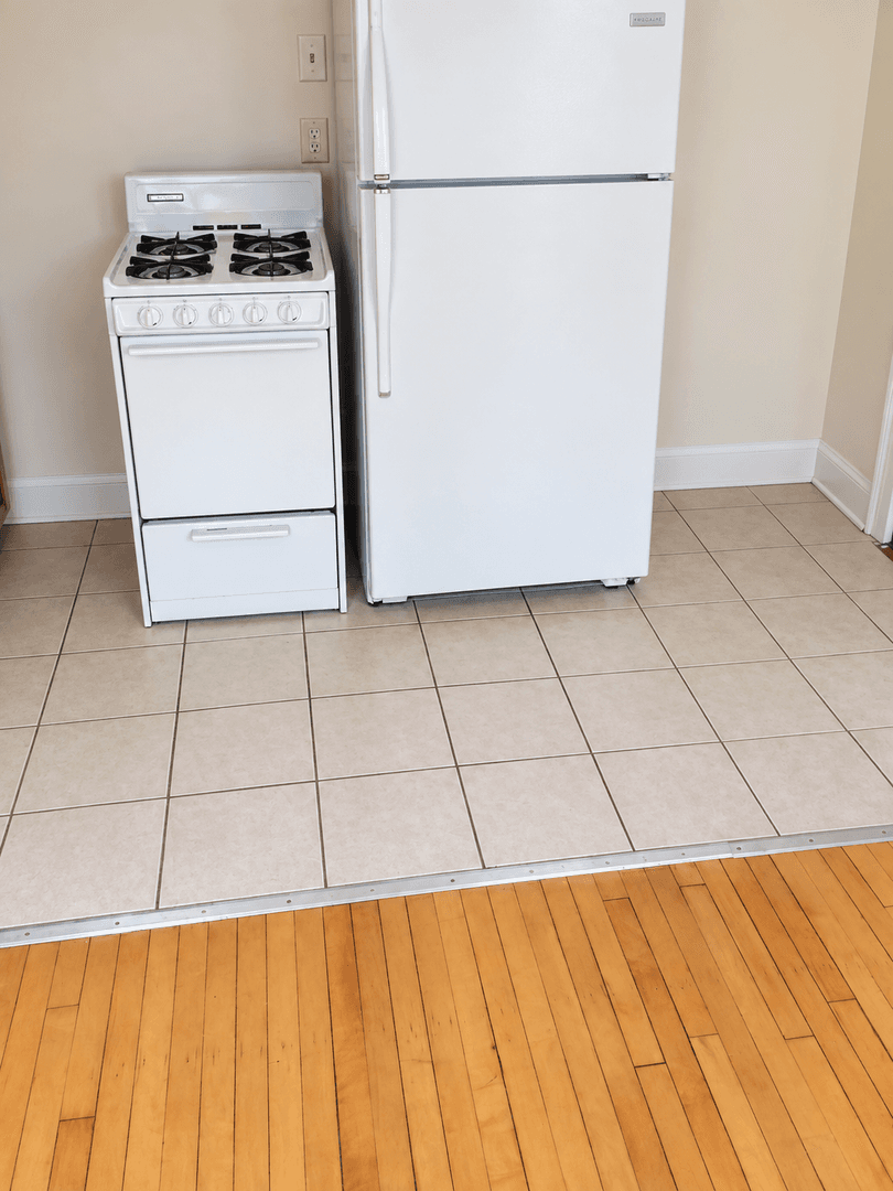 Milwaukee Apartment: 2544 N. Maryland Ave