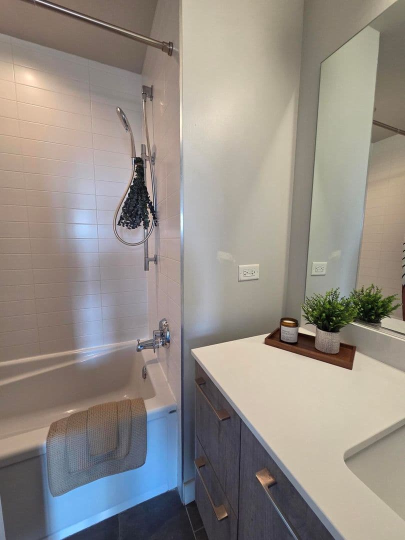 Chicago Apartment: 1743 North Leavitt St