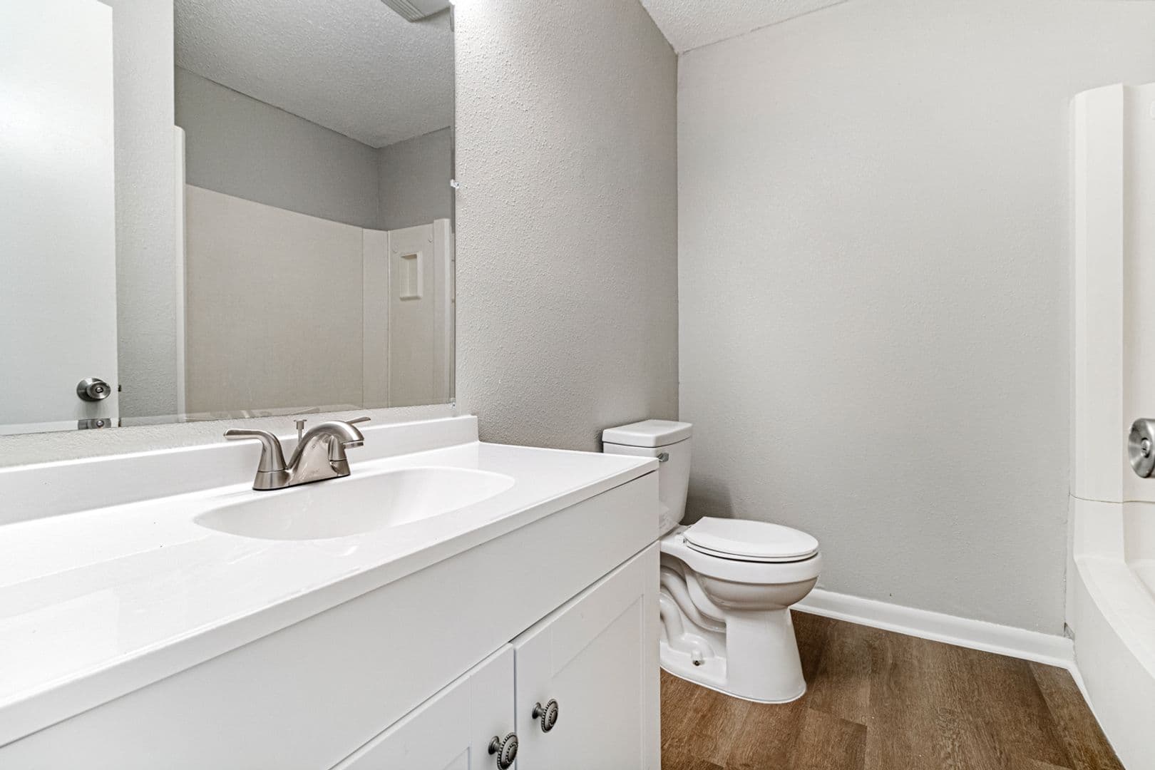 Jennings Apartment: 913 Granger Street