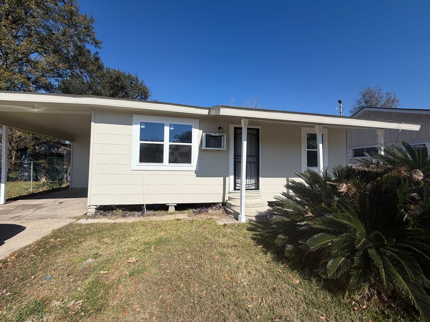 Lake Charles House: 1019 Alamo St